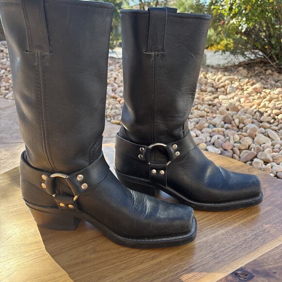 Frye Harness 12R Black Leather Square Toe Womens Sz 8.5 Heeled Biker Boots 77300 - Picture 1 of 15
